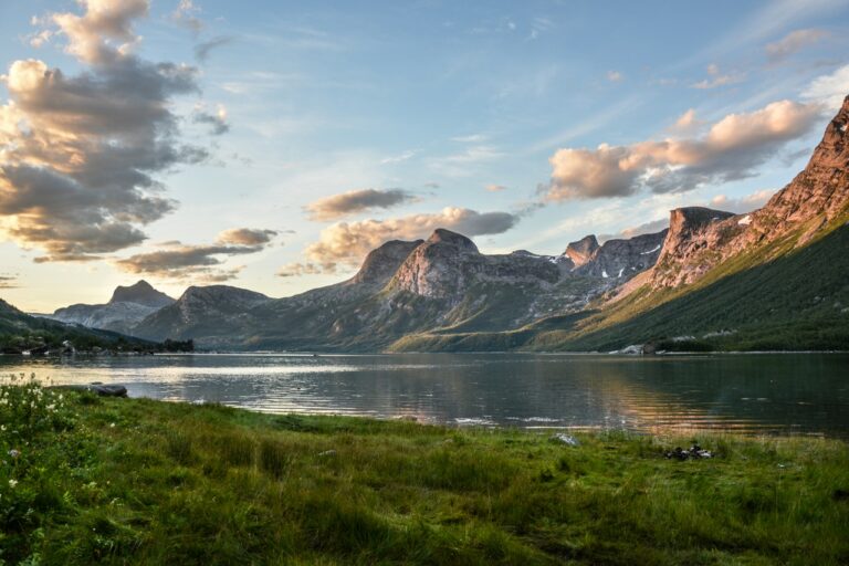 Accueil mountain and lake at sunset 135157.jpg
